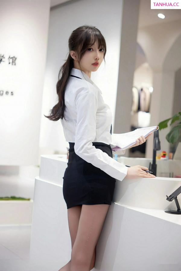 玥儿玥  [XiuRen]高清写真图 2025.08.11 No.10636 玥儿玥er OL服饰第5张图片